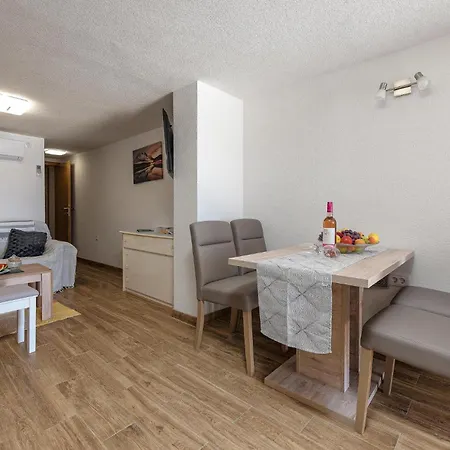Front In With Kitchen Apartment