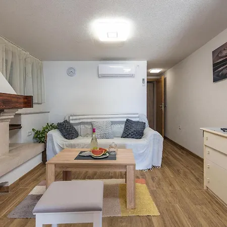 Front In With Kitchen *